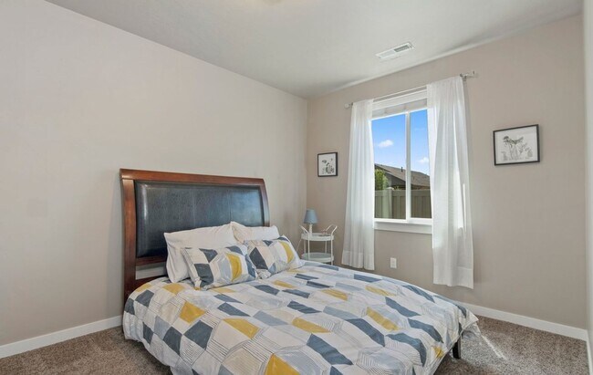Building Photo - 3 - Bedroom Meridian home on corner lot!!