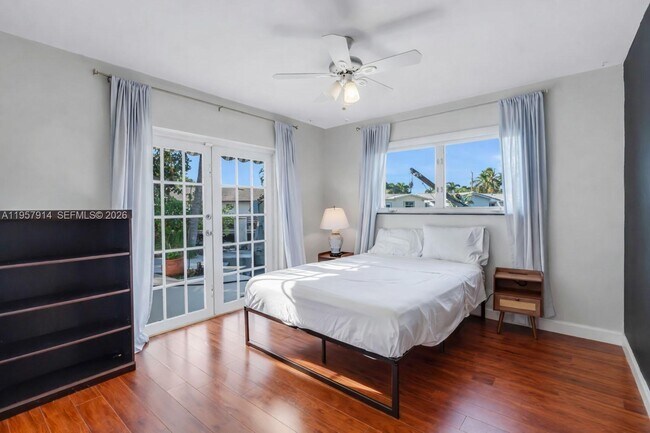 Building Photo - 1600 N 28th Ct