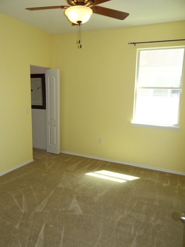 Building Photo - Spacious 4/2/2 home in south St Petersburg