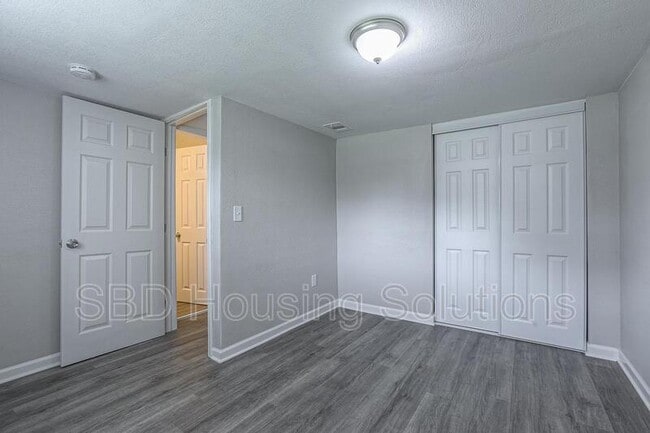 Building Photo - 805 E Albert Ave