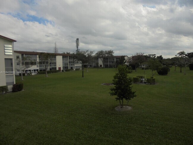 Building Photo - 400 Brighton J