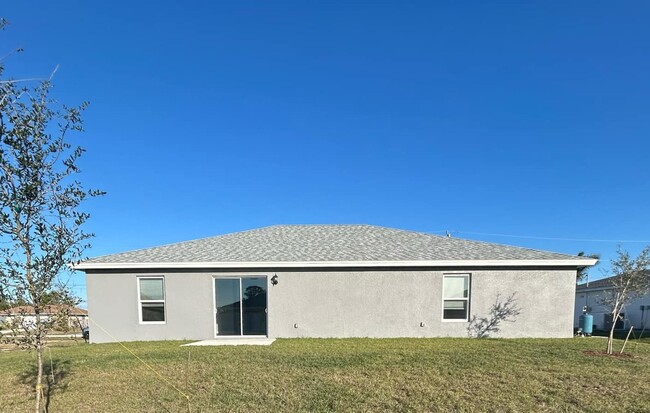 Building Photo - Beautiful 4/2 home in Cape Coral