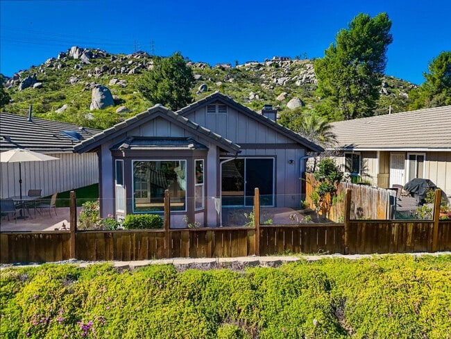 Building Photo - Beautifully Maintained 2 Bed / 2 Bath Home in Gated West Village Community