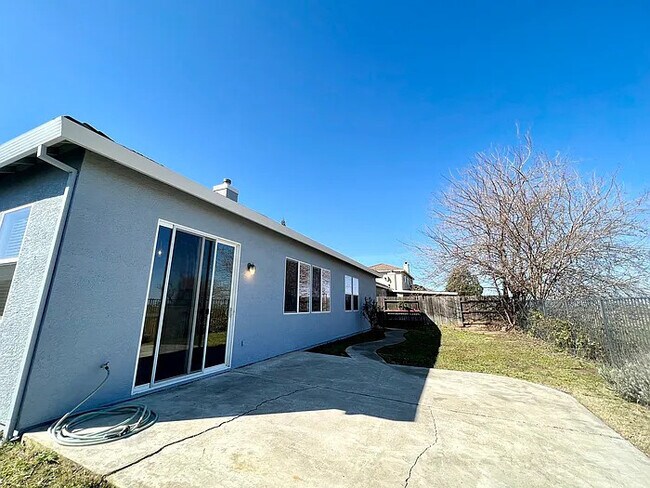 Building Photo - Stunning 4 bedroom 2 bathroom home in Linc...