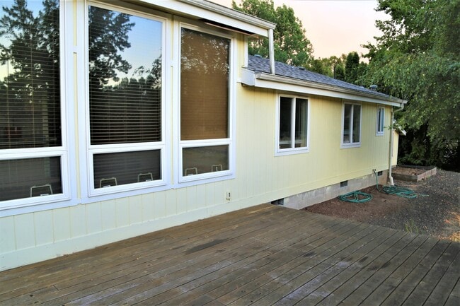 Building Photo - 3 Bed 2 Bath Home Some Utilities Included