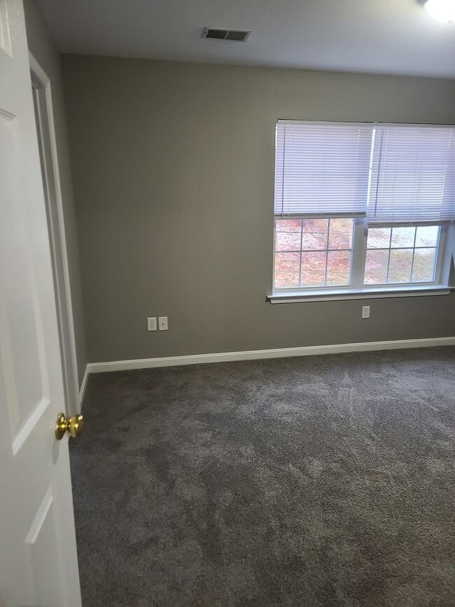 Building Photo - 3 bedroom,  2 1/2 bath town home in Waynesboro PA