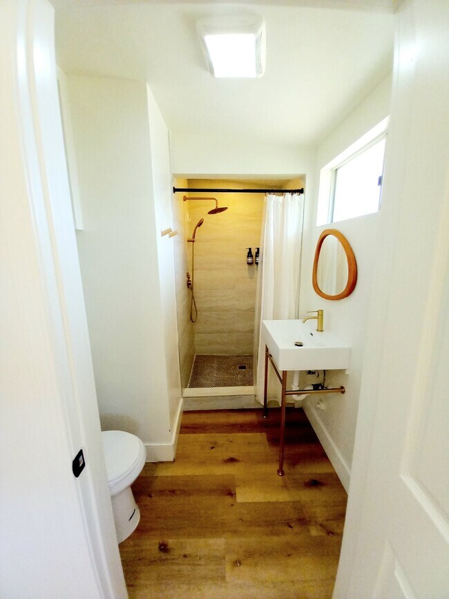 Building Photo - Beautifully Renovated 3 bd, 2 ba in Old To...