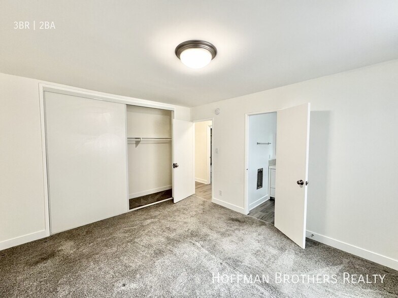 Building Photo - 5415 Newcastle Ave