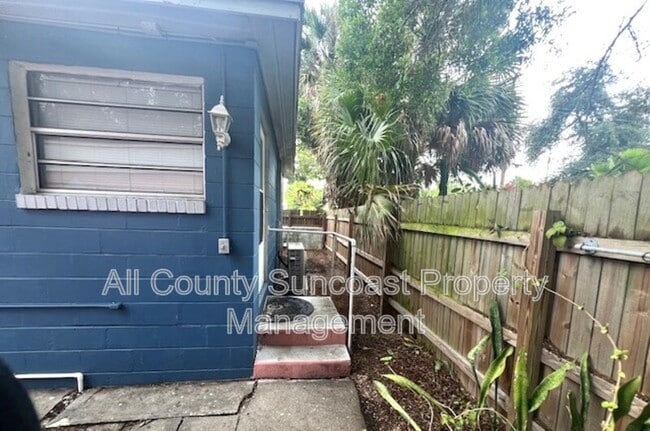 Building Photo - 2579 1/2 14th Ave N