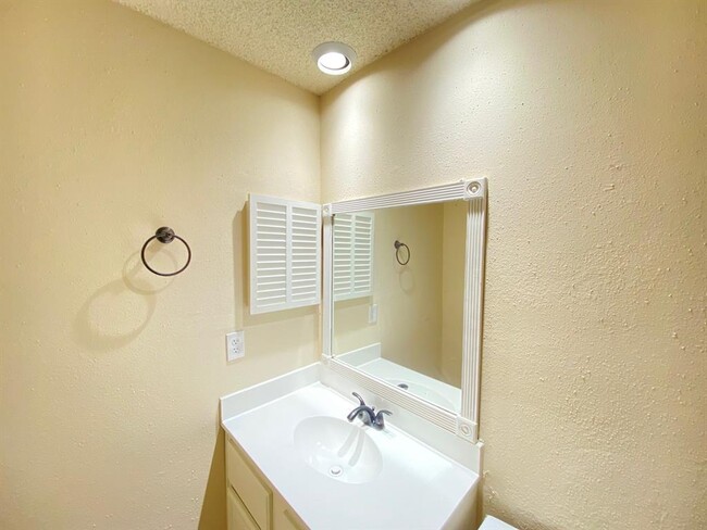 Building Photo - 7700 Creekbend Dr
