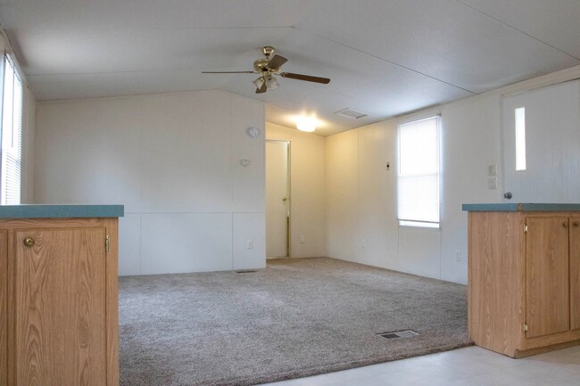 Building Photo - Adorable 2 bedroom 2 bath!