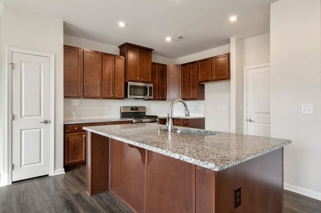 Building Photo - Welcome to this stunning 3-bed, 3-bath home located in the vibrant community of Wake Forest, NC.