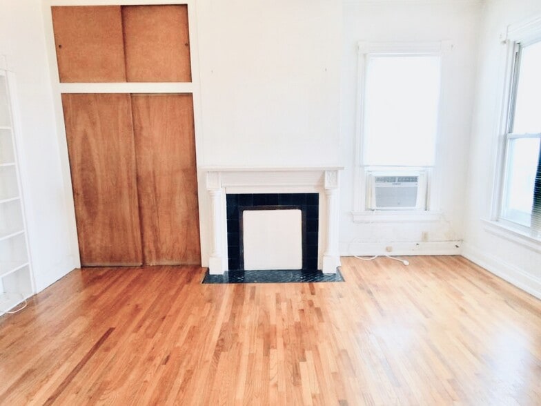 Living room - 4530 Lafayette Avenue