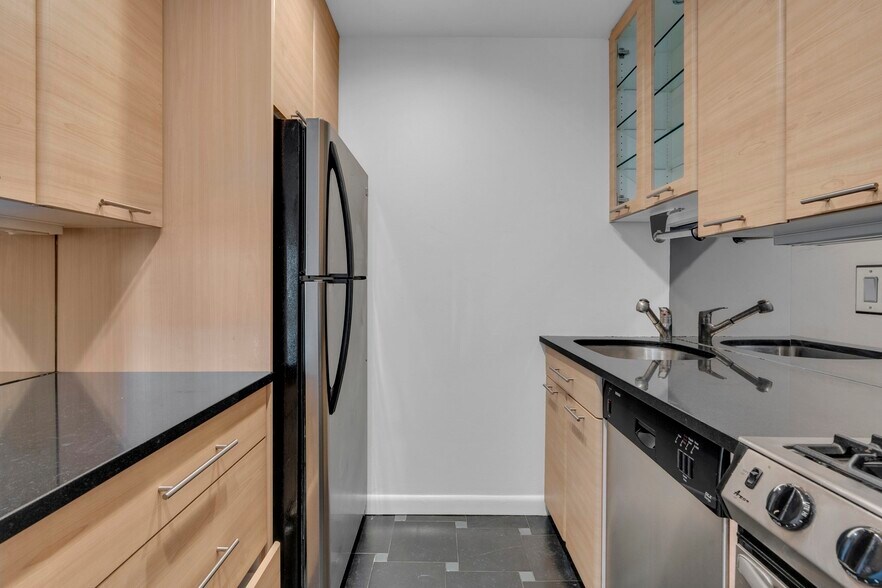 Building Photo - 65 E India Row