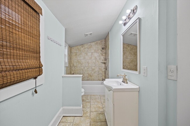 Building Photo - 512 Banks St