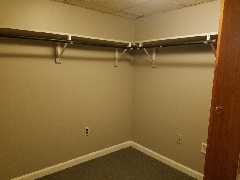 Sapre Rm/Office - 1717 Monroe Ave