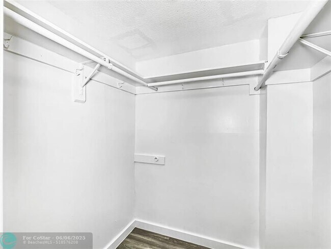 Building Photo - 2950 N Palm Aire Dr