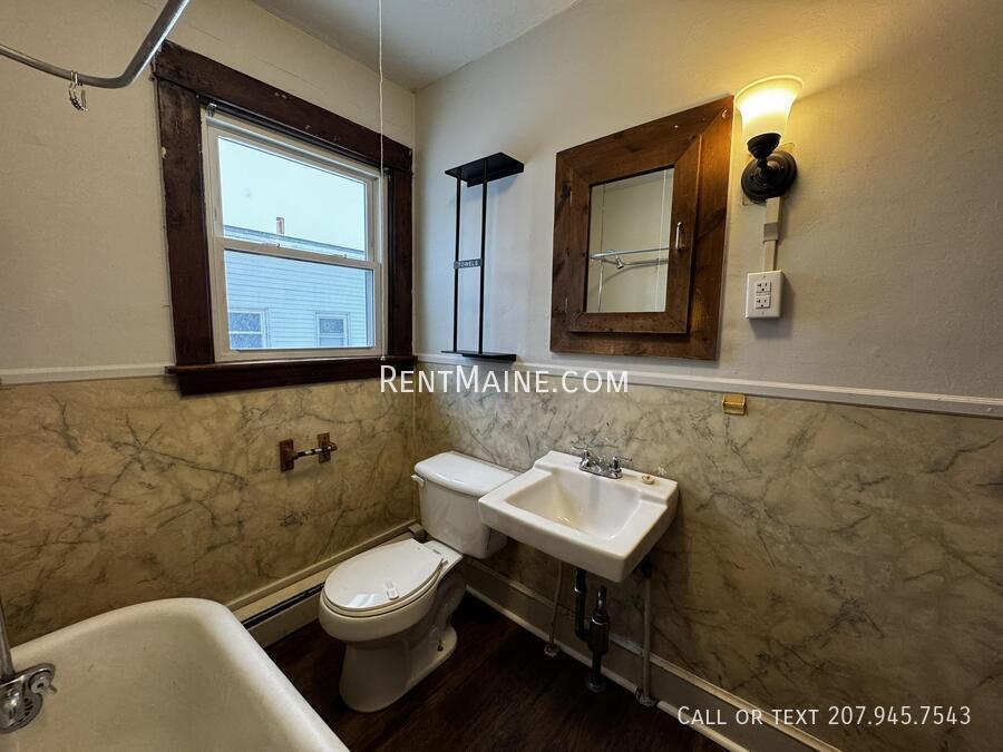 Building Photo - 172 College Ave