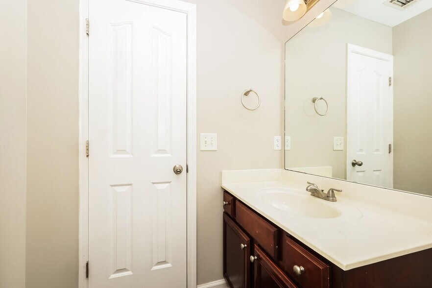 Building Photo - 710 Holland Ridge Dr