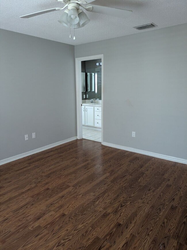 Building Photo - 866 Oak Forest Dr