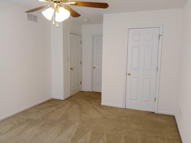 Building Photo - 3519 La Mesa Dr