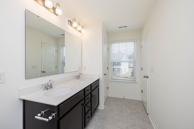 Building Photo - 724 Scotch Meadows Loop