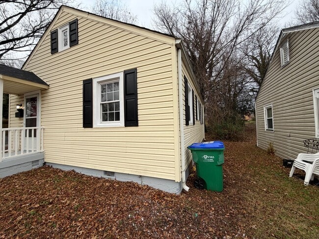 Building Photo - Charming 2 bedroom 1 bath cottage