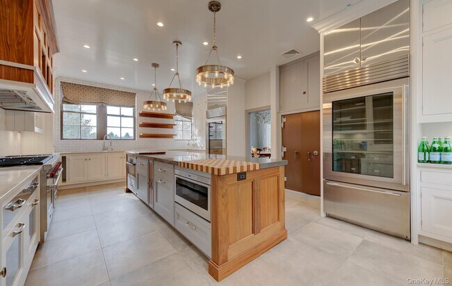 Building Photo - 393 Oyster Bay Road