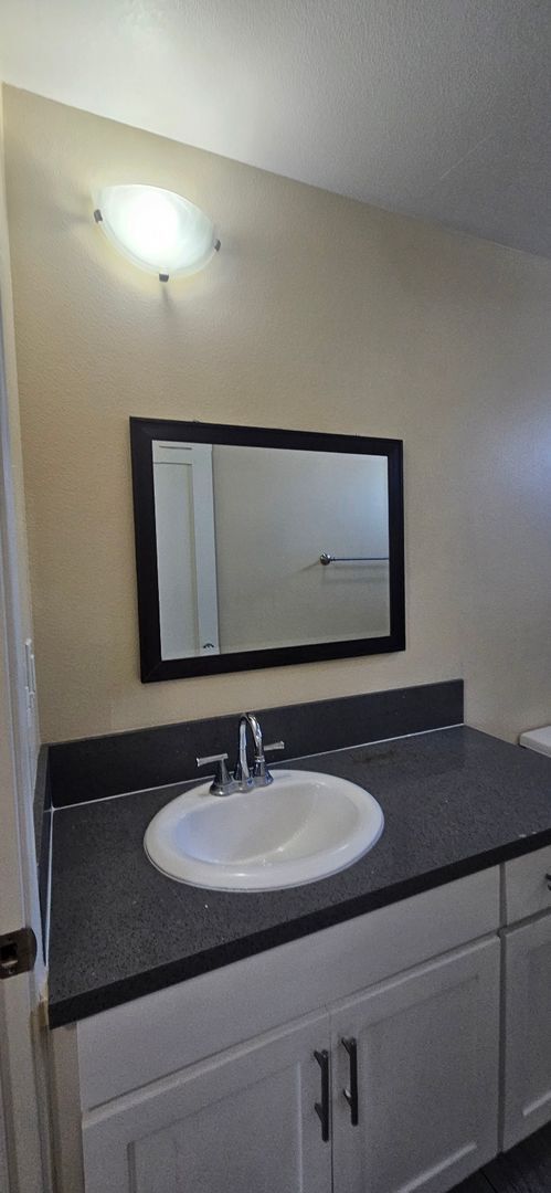 Building Photo - 85(1631)