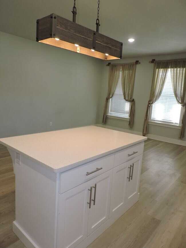 Building Photo - Easy access to interstate, shopping & downtown Pensacola!