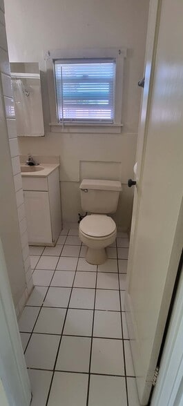 Building Photo - 816 W Marlette St