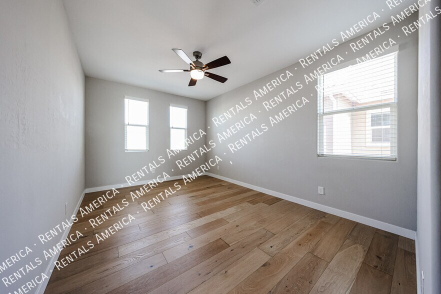 Building Photo - 1726 W Jeanine Dr