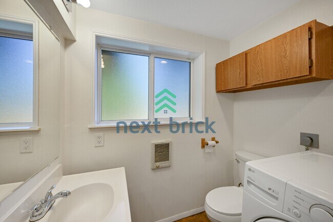 Building Photo - "Spacious 4-Bedroom Haven with 2.5 Baths in Everett – 2,424 Sq Ft of Comfort!"