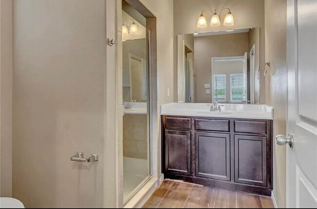 Master bath - 107 Stockton Family Ct