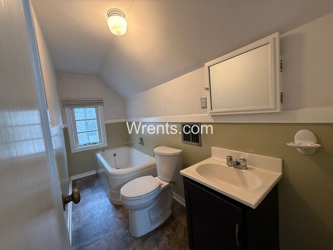 Building Photo - Stunning South Hill Home