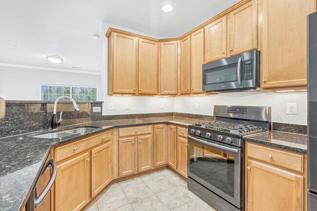 Building Photo - Great 2 Bedroom; 2 Bathroom condo in Manas...