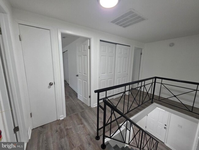 Building Photo - 14 East Ct