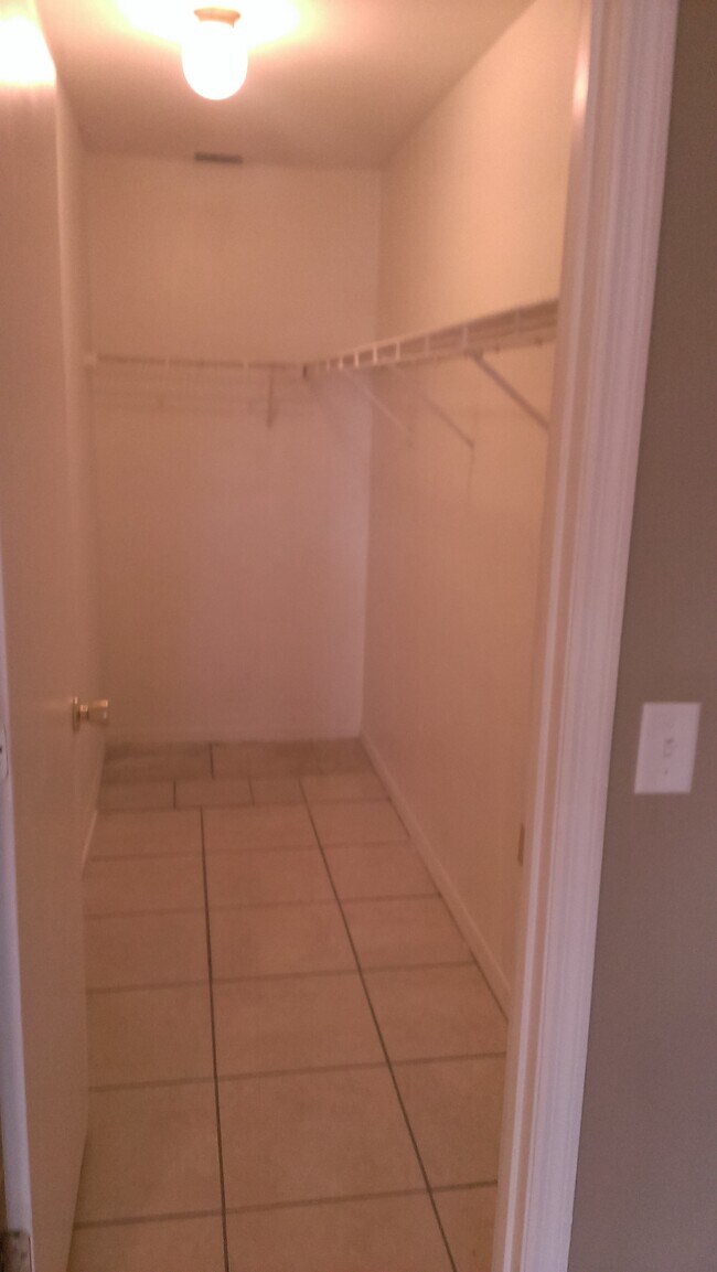 Walk-in closet - 618 SE 46th Ter