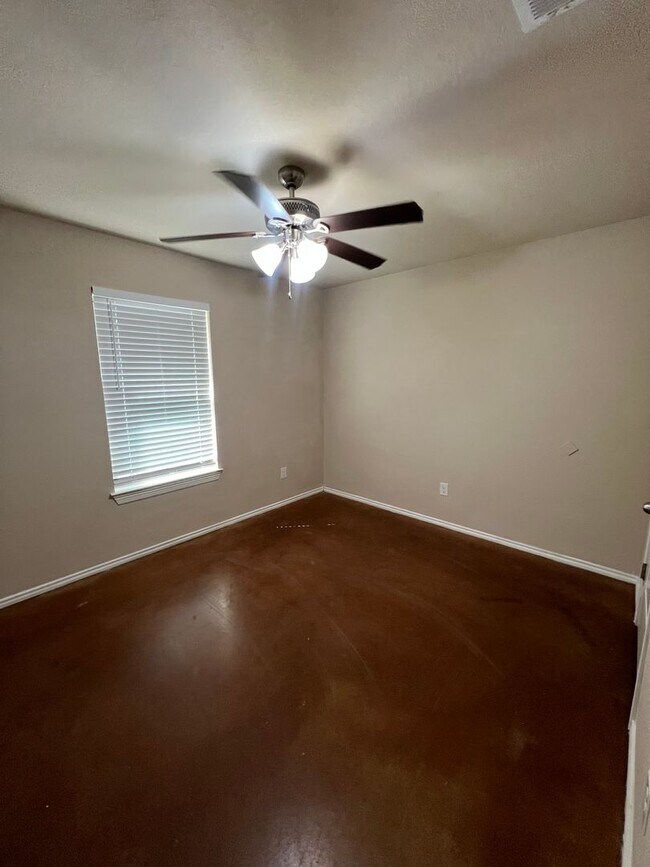 Building Photo - McGregor duplex