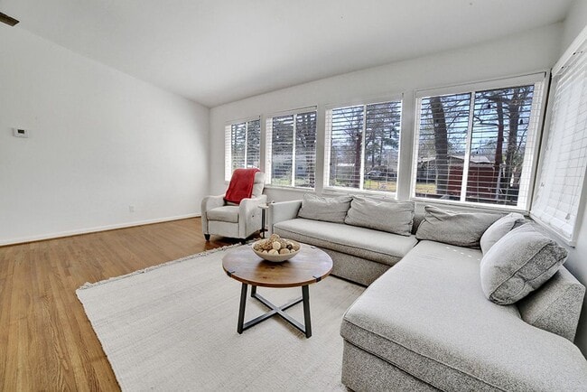 Building Photo - 204 Woodside Dr