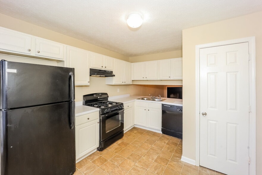 Building Photo - 5960 Hampton Ct