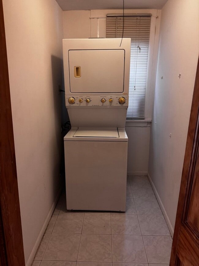 Building Photo - 3441 N Ridgeway Ave