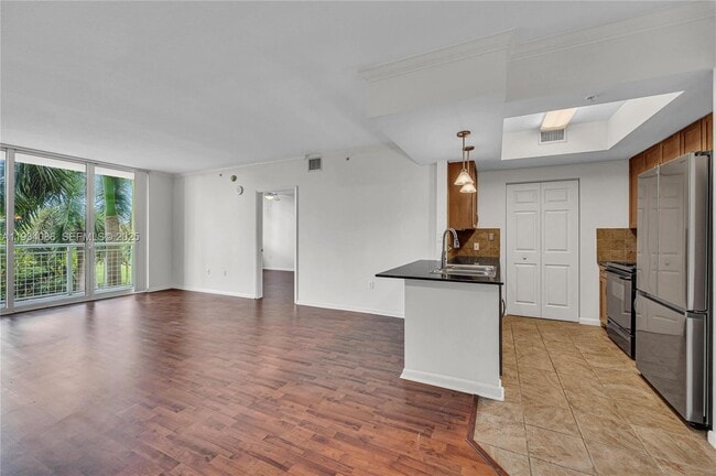 Building Photo - 2000 N Bayshore Dr