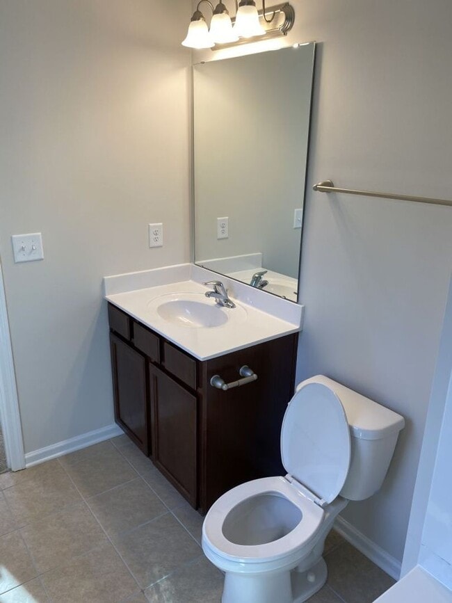 Building Photo - Spacious 2 Story, 3 Bed, 3 Bath Townhome n...