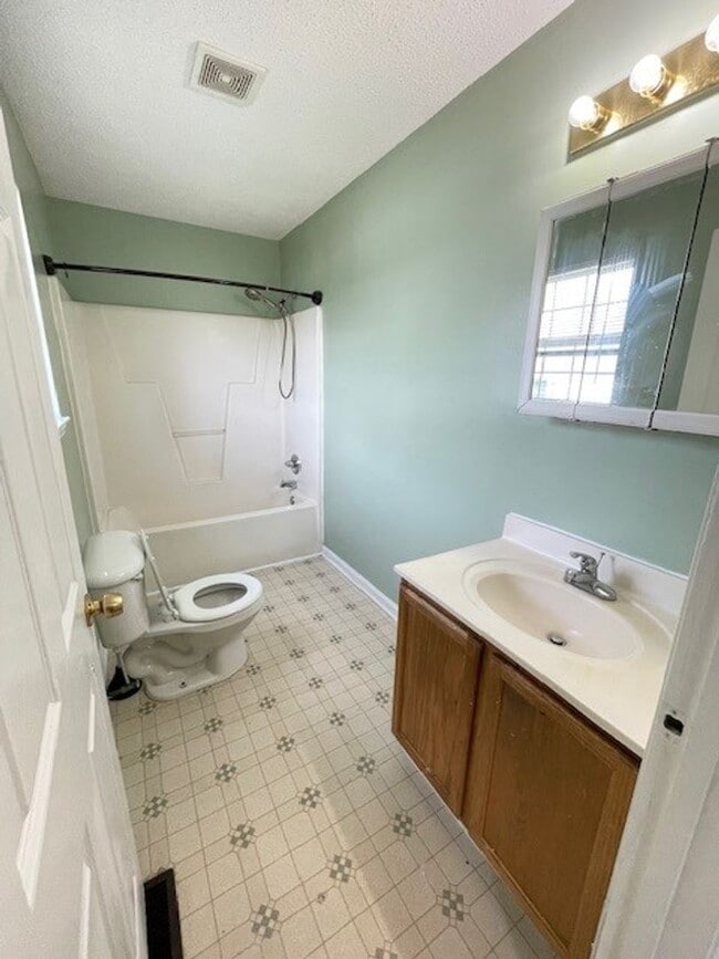 Building Photo - READY TO MOVE IN! 3 BEDS/2 BATHS!