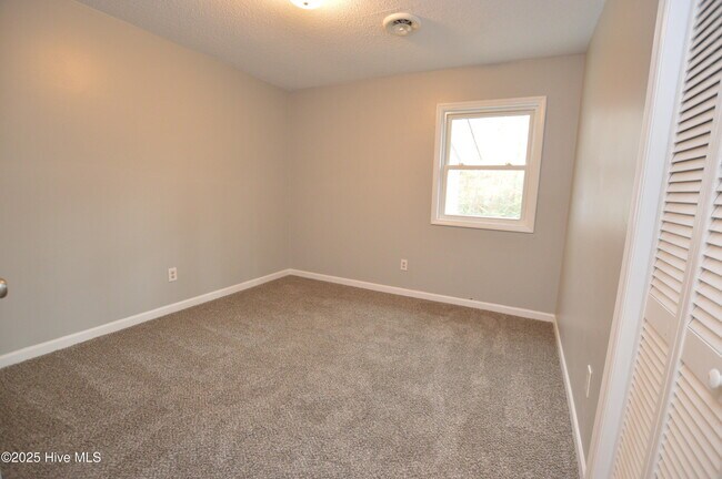 Building Photo - 307 Stillwood Dr