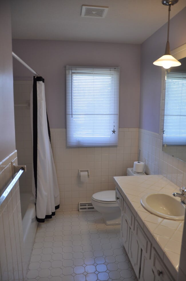 Building Photo - 836 S 131st St