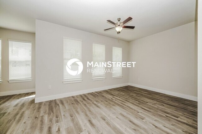 Building Photo - 4 Bedroom Pet-Friendly Home in Deland, FL with Main Street Renewal
