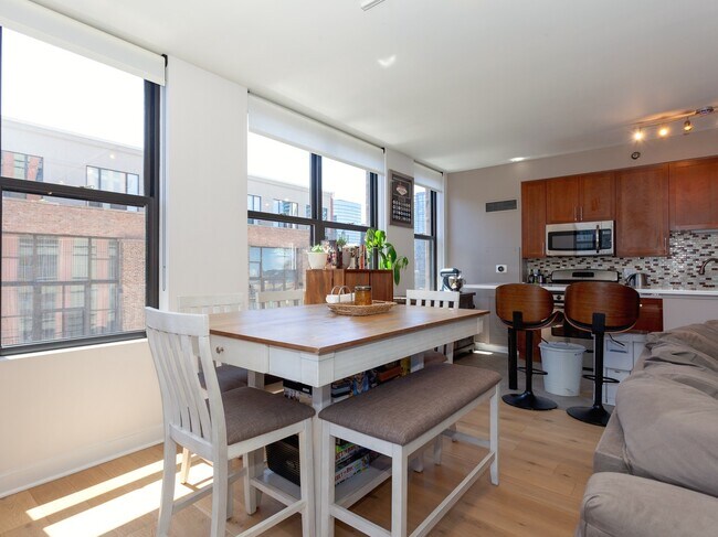 Building Photo - 330 N Jefferson St