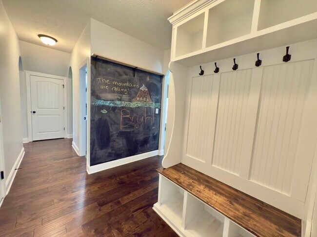 Building Photo - 532 Larkspur Dr